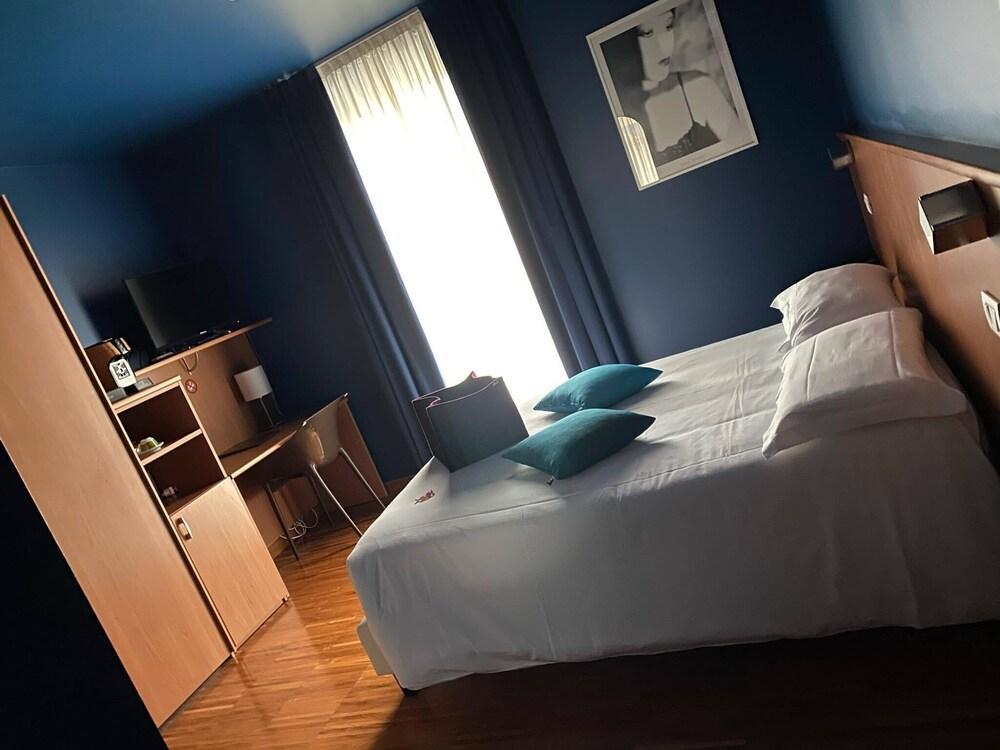 אודינה Albergo Residenza Al Teatro מראה חיצוני תמונה